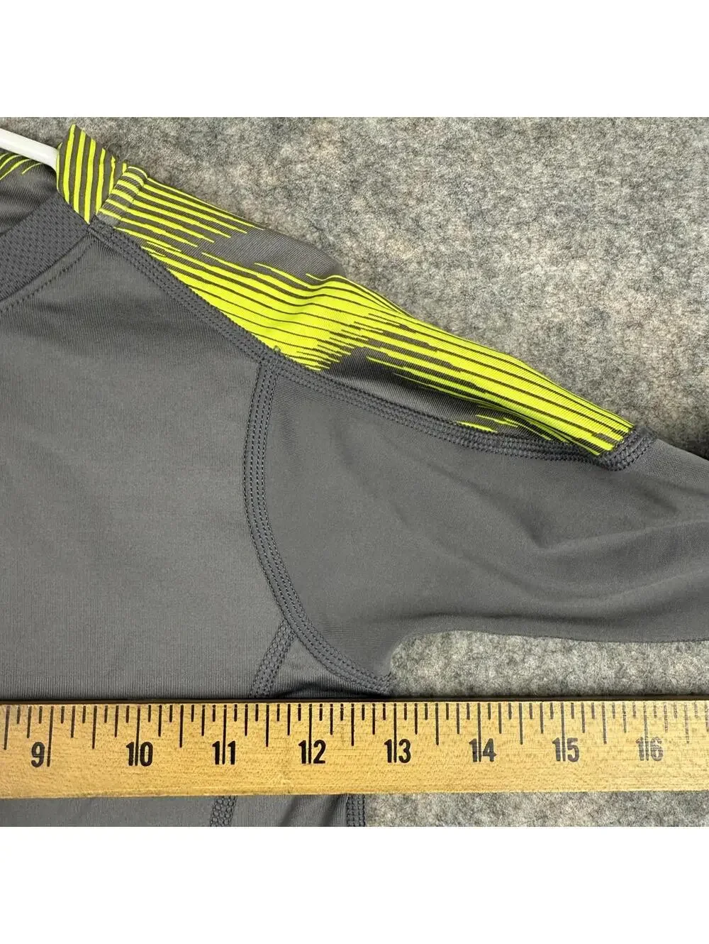 Under Armour ColdGear Boy’s Fitted Long Sleeve Shirt Gray Yellow Size XS 854